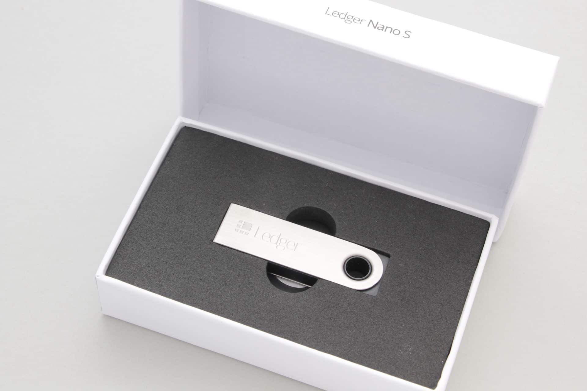Ledger Nano S în cutia deschisă